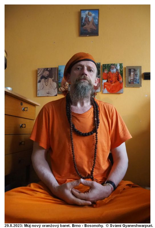 oranžový baret svámí Gyaneshwarpuri 2023