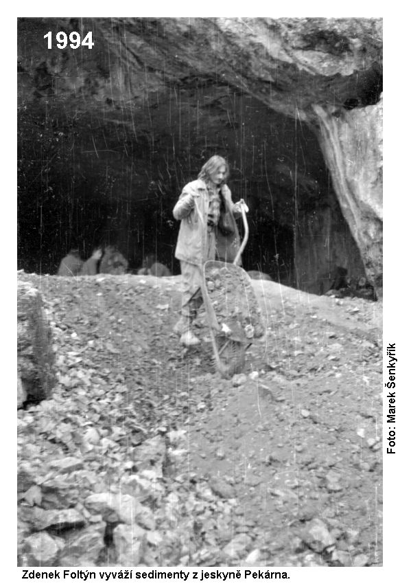 Zdenek Foltn vyv na kolekch sediment pi speleologickm przkumu ZO 6-26 Speleohistorick klub Brno jeskyn Pekrna.