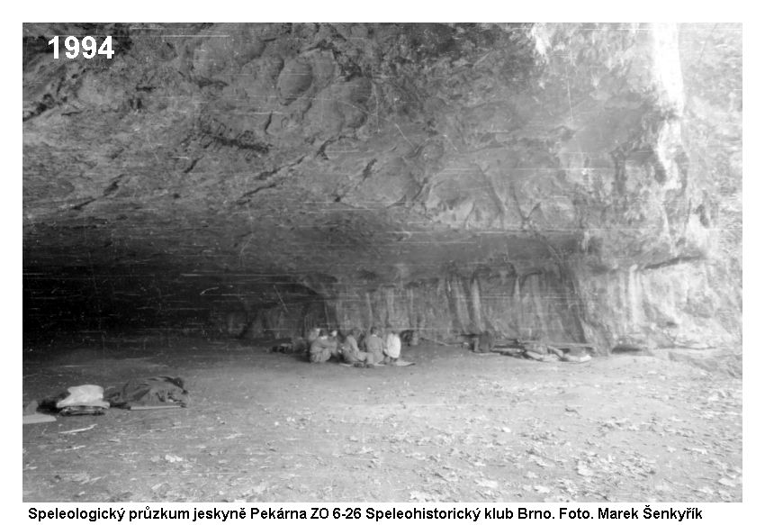 Speleologov� ZO 6-26 Speleohistorick� klub Brno odpo��vaj� p�i speleologick�m pr�zkumu jeskyn� Pek�rna v roce 1994.