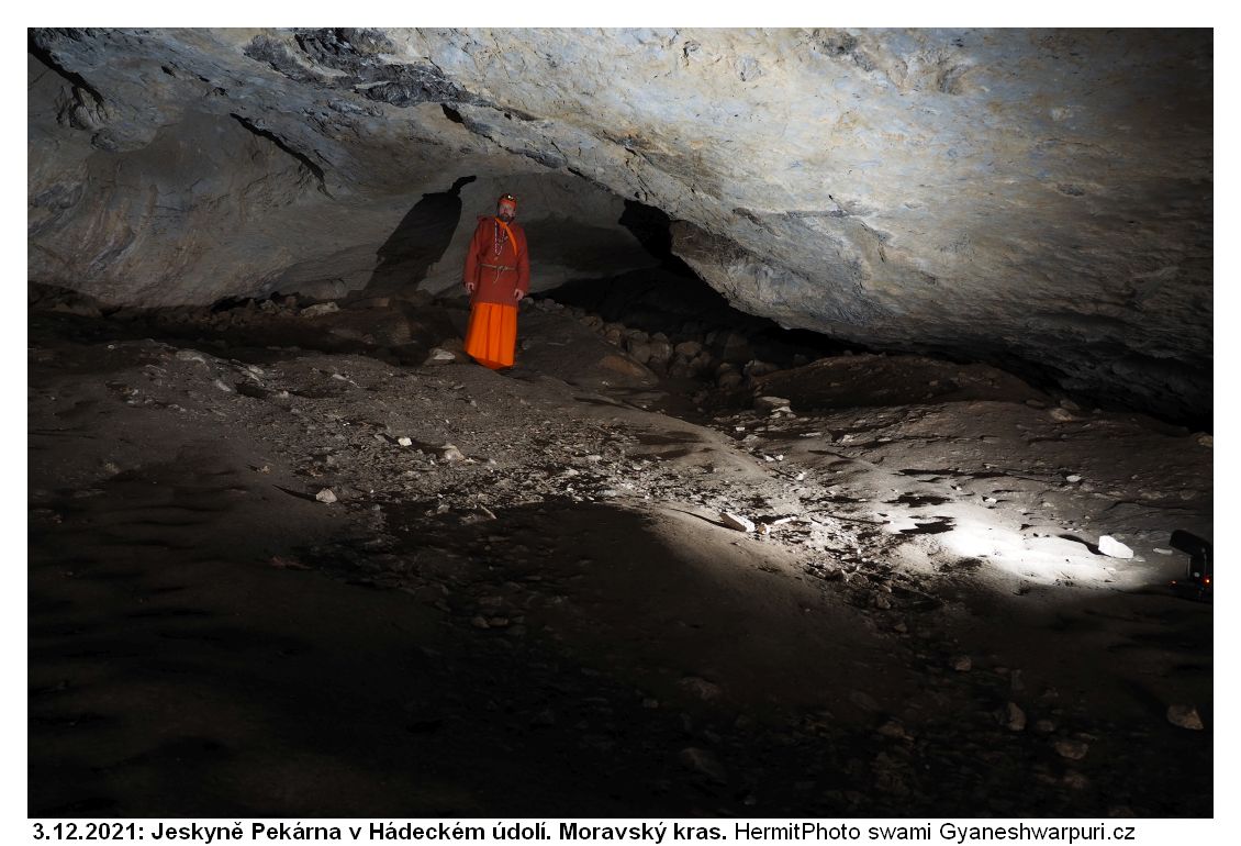 Jeskynì Pekárna na 44 m tzv. Šenkyøíkovy sondy, tìsnì pøed koncovým závalem v roce 2021. Na fotografii Svámí Gyaneshwarpuri, samospouš�. 