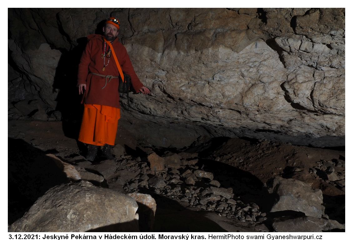�elba tzv. �enky��kovy pr�zkumn� sondy na 5O,5 metru od vchodu jeskyn� Pek�rna v roce 2021. Na fotografii Sv�m� Gyaneshwarpuri. 